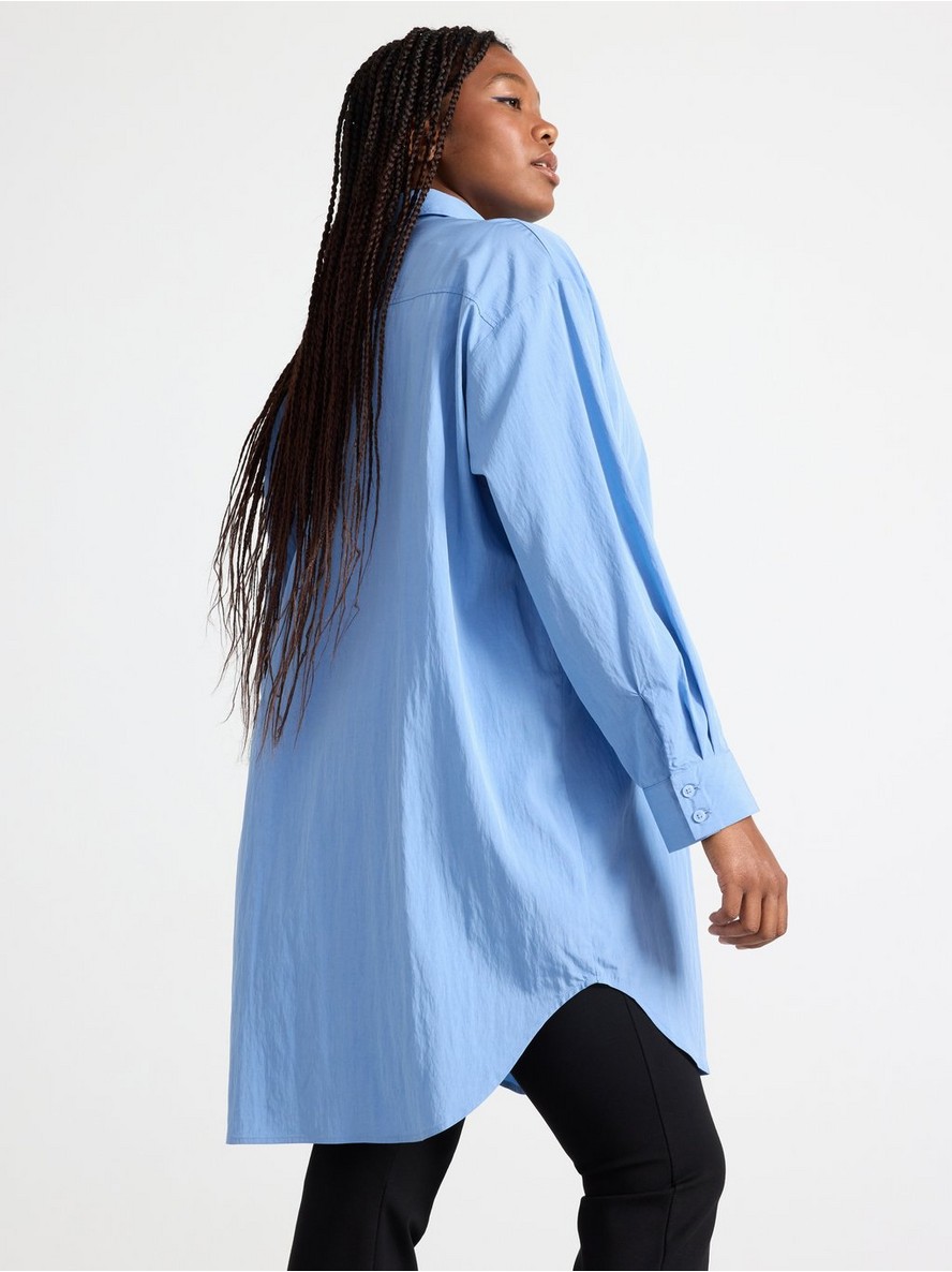 Shirt with oversize fit