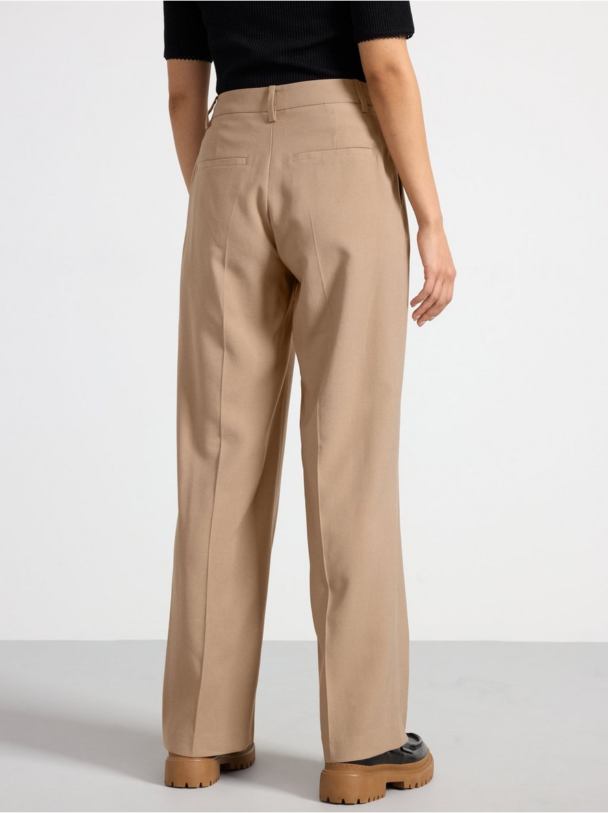 Straight trousers with high waist