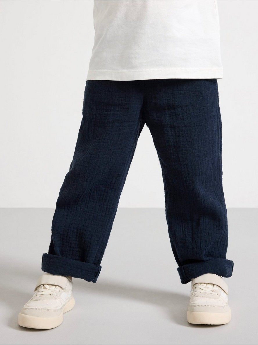 Trousers in crinkled cotton