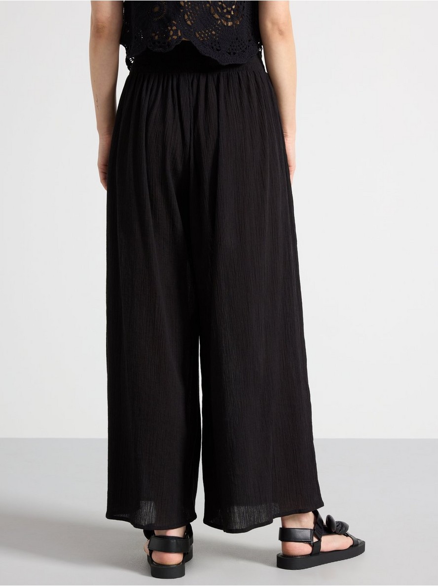 Wide cropped trousers