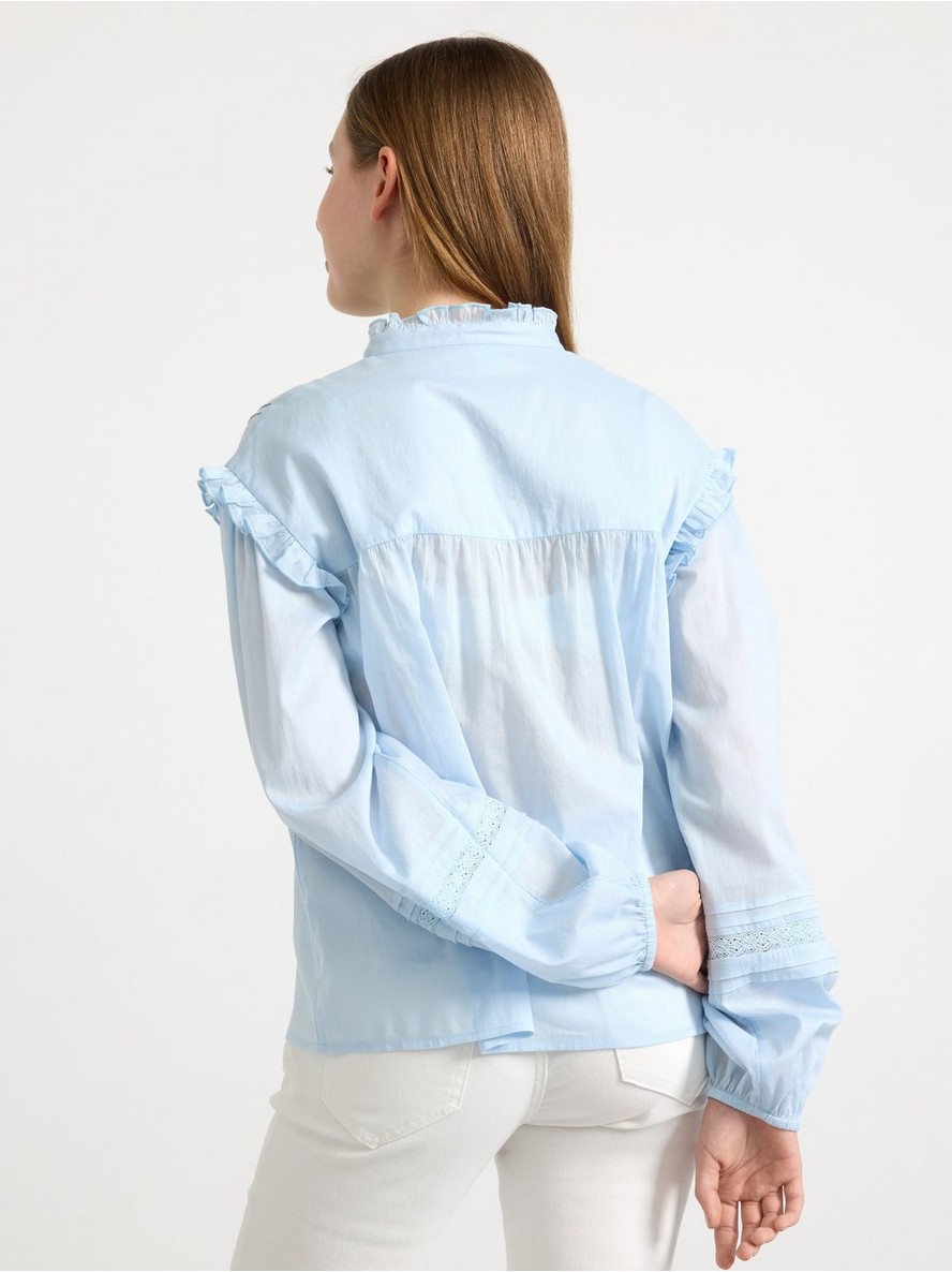 Blouse with frills