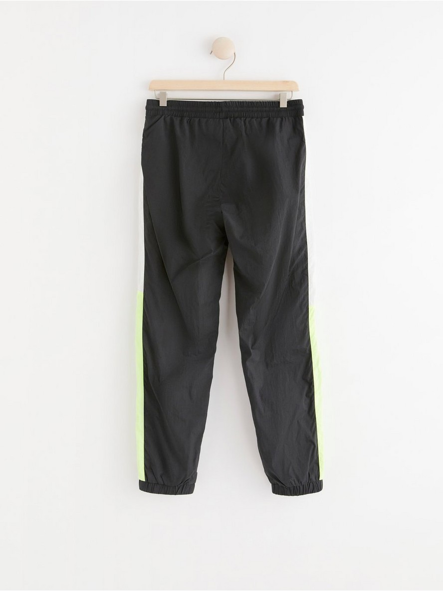 Water repellent trousers