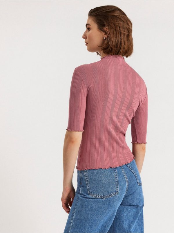 Ribbed top with frill edges