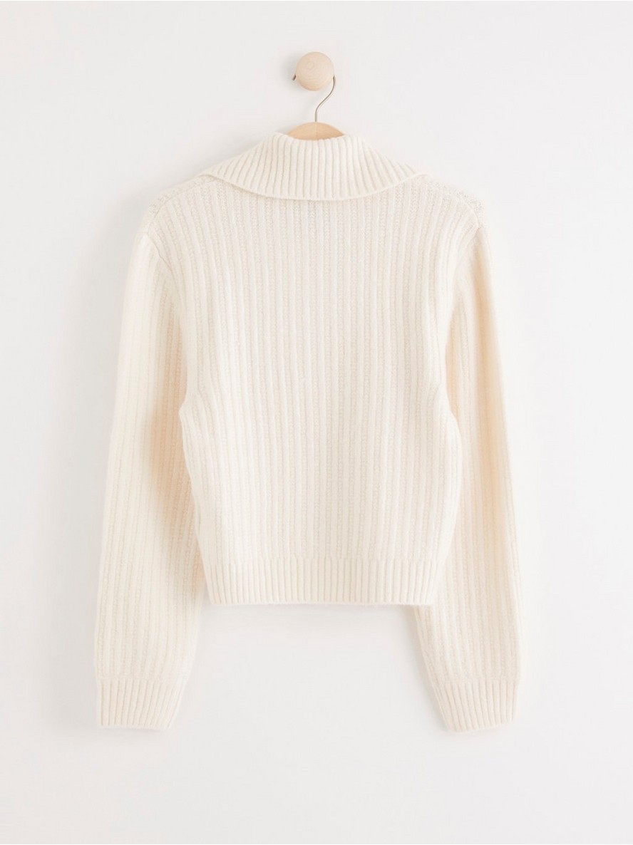 Knitted jumper with collar