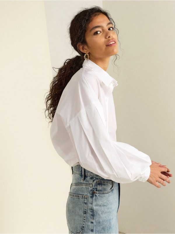 Shirt with pleated sleeves