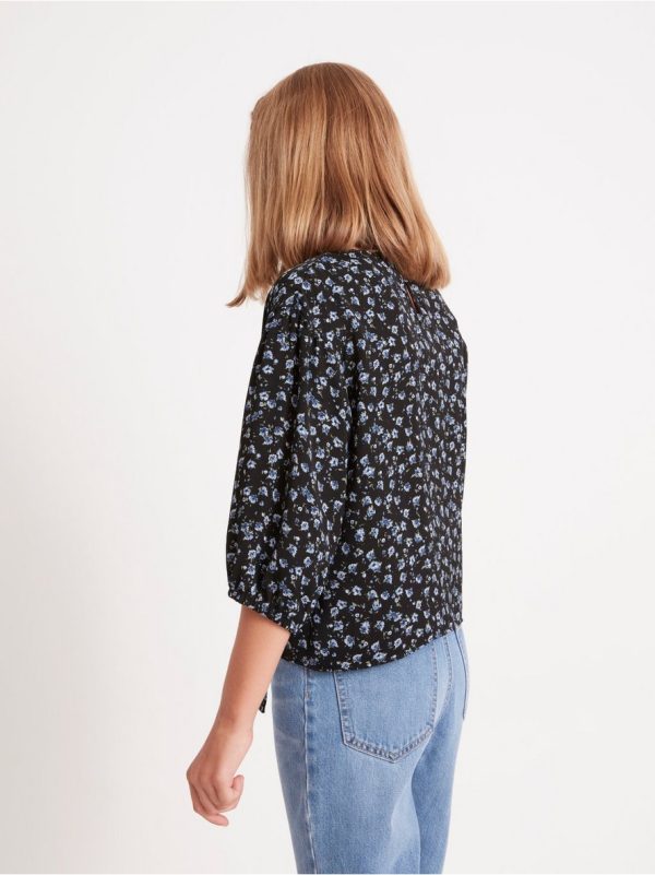 Short sleeve top with knot and pattern
