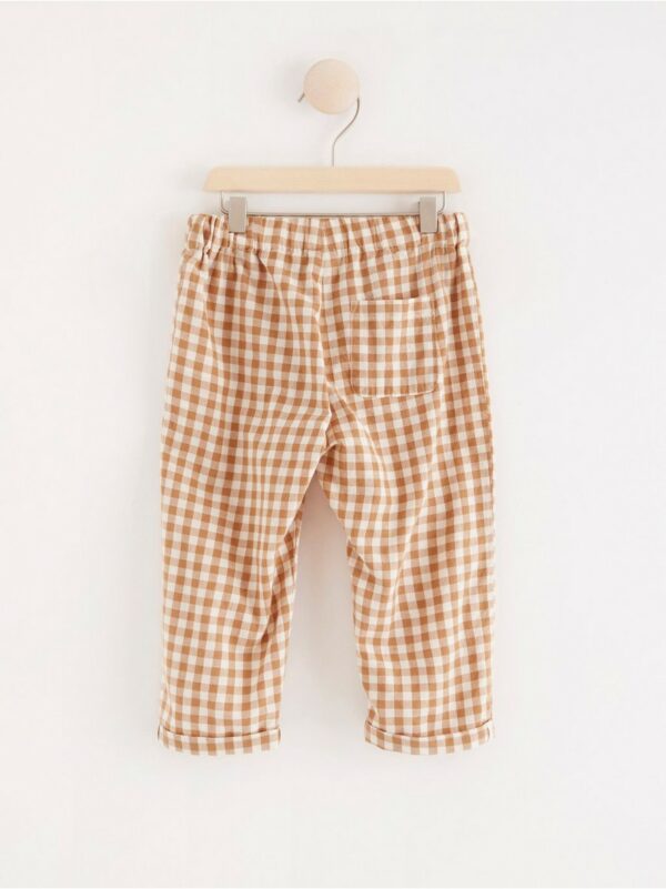 Trousers with gingham pattern