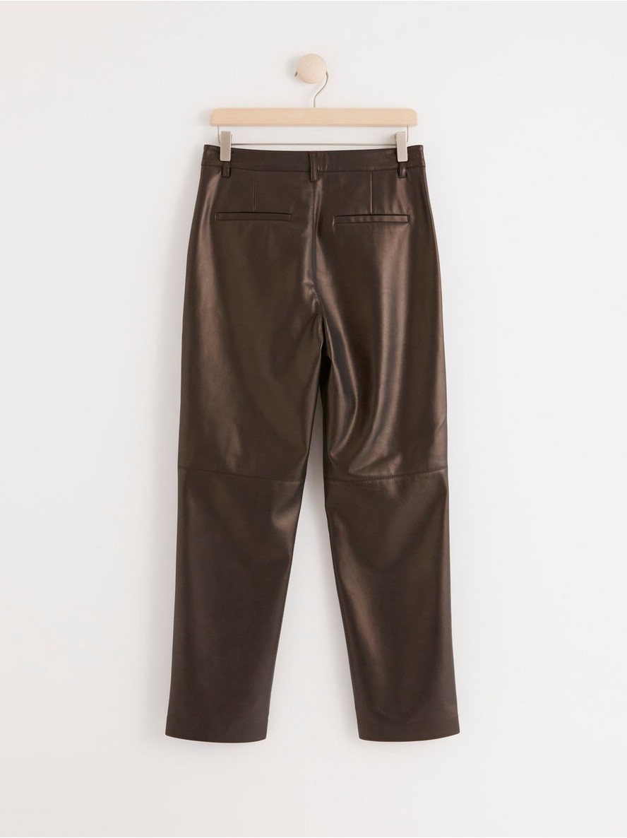 Cropped trousers in imitation leather