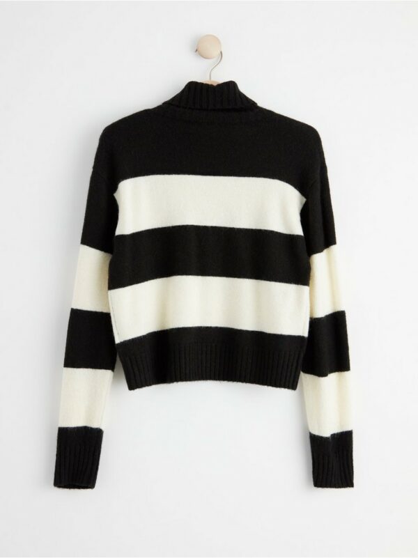 Cropped knitted jumper with turtle neck