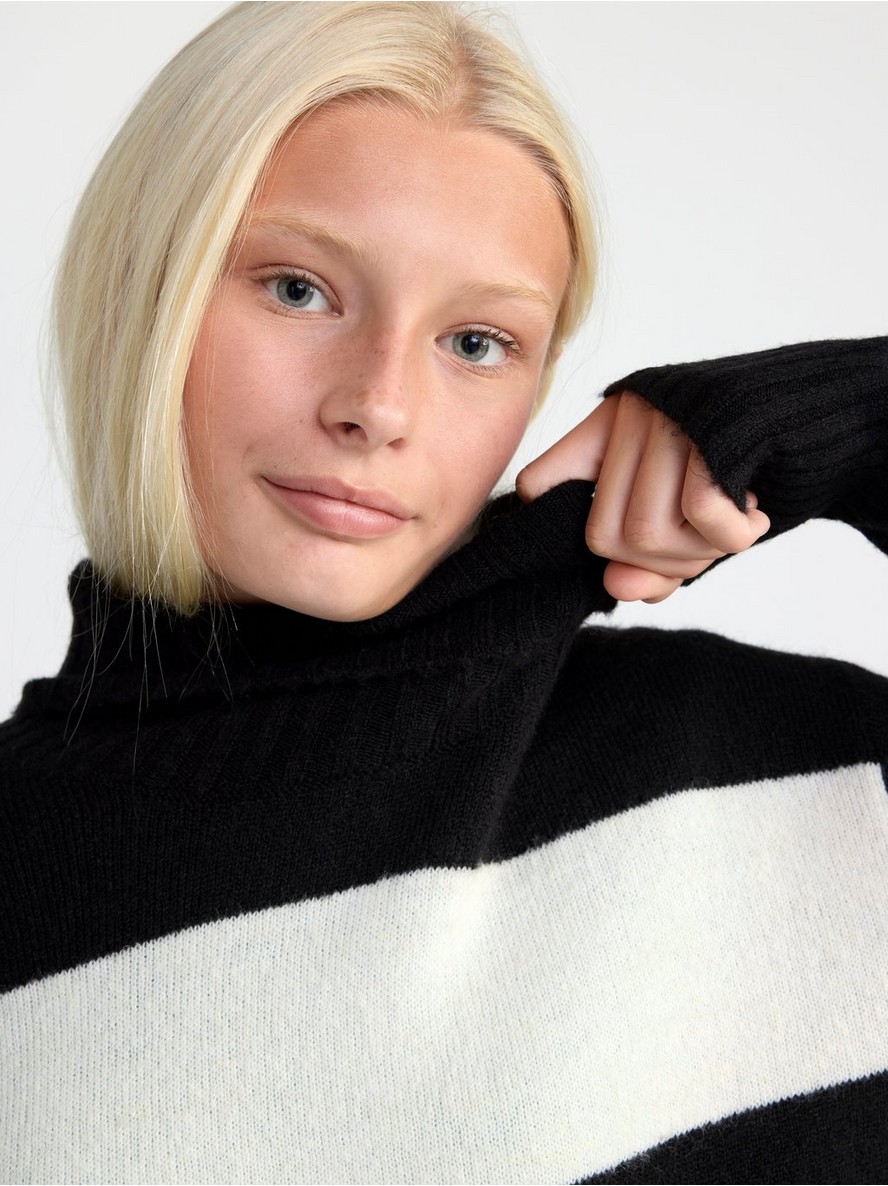 Cropped knitted sweater with turtle neck