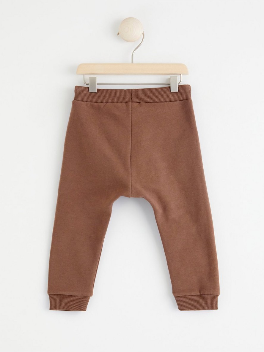 Trousers with round knee patches