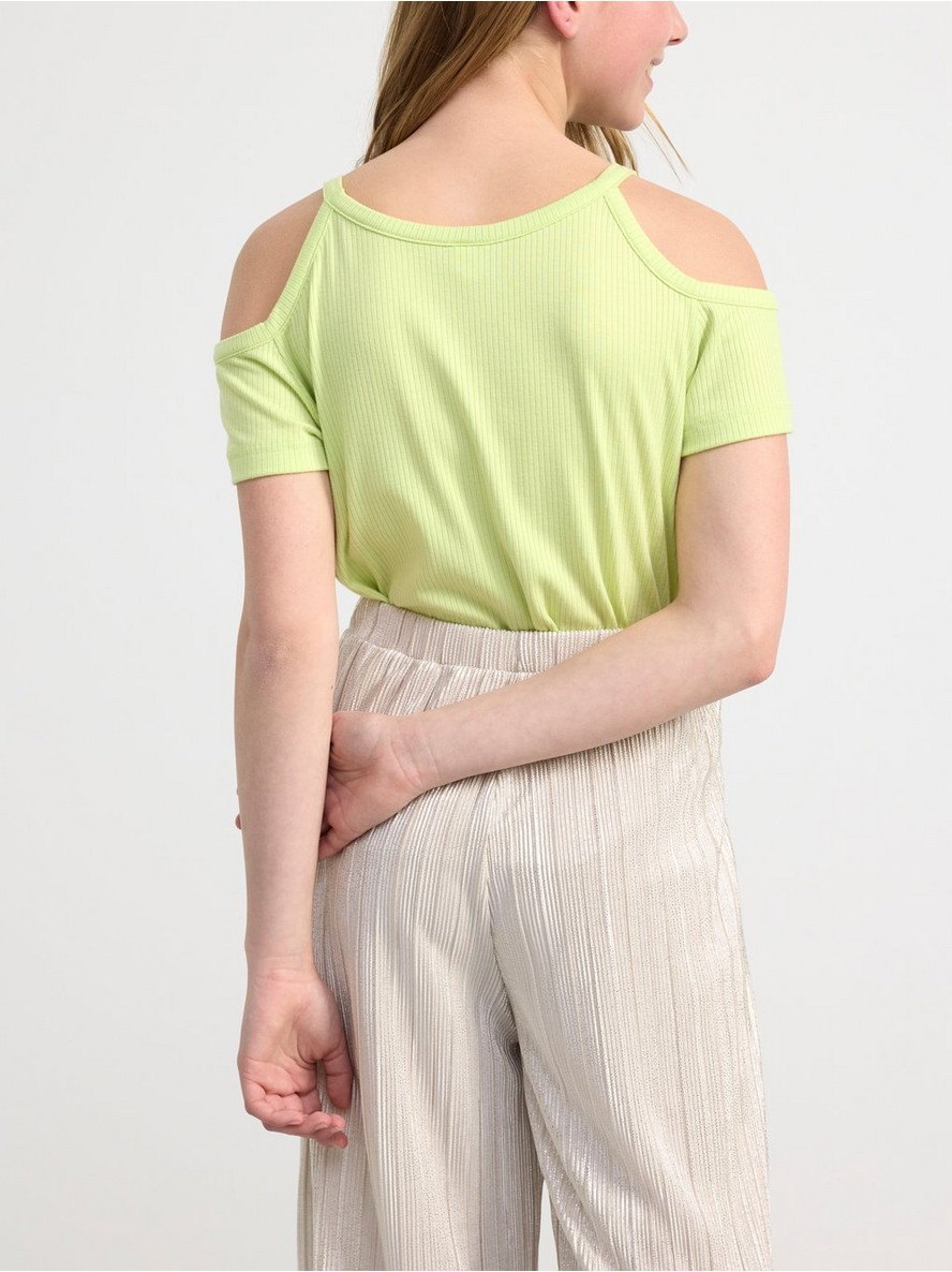 Loose fit top with bare shoulders