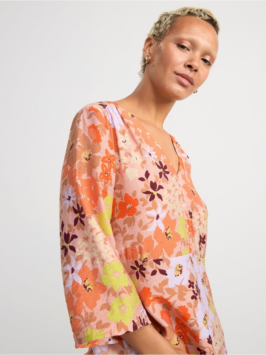 Midi dress with wide sleeves and flowers