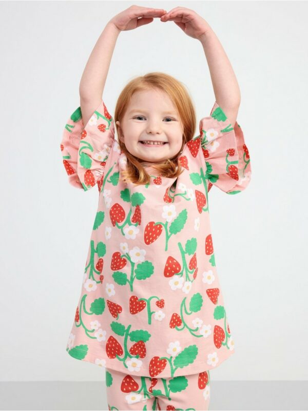 Short sleeve tunic with strawberries