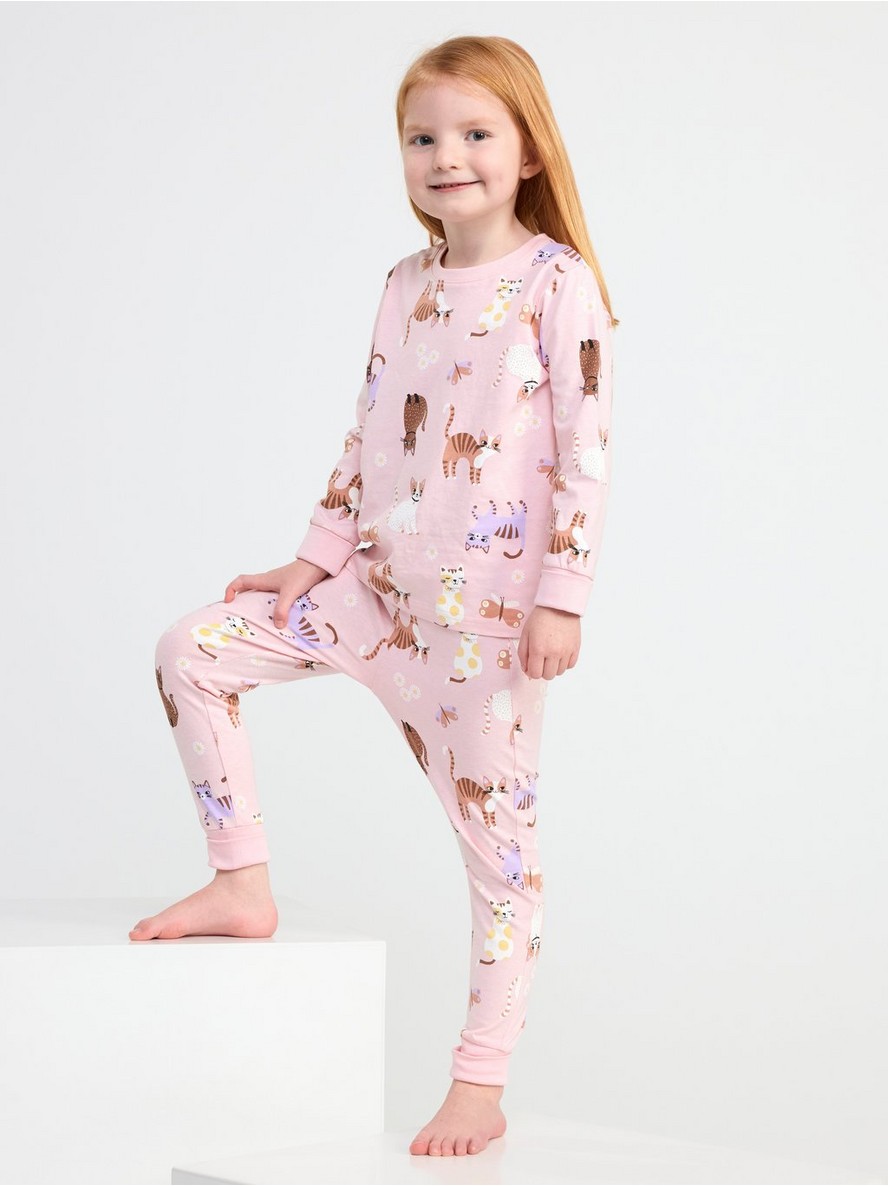 Pyjama set with cats and butterflies