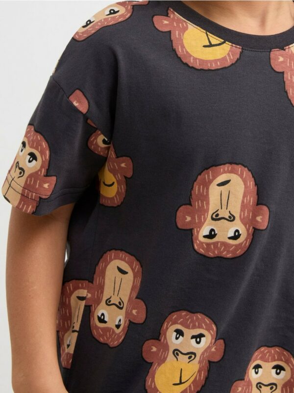 Short sleeve top with monkeys