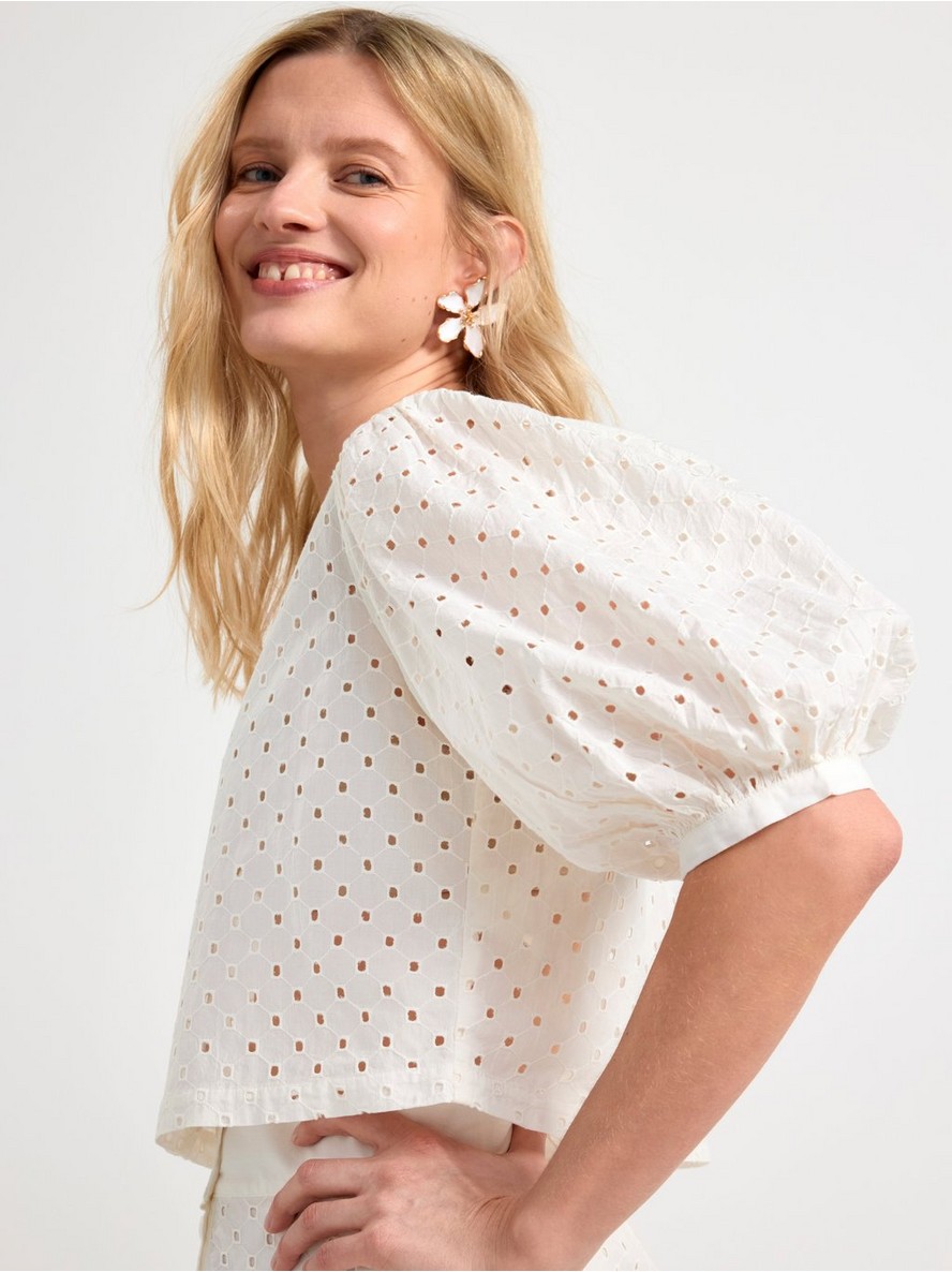 Cropped blouse with puff sleeves