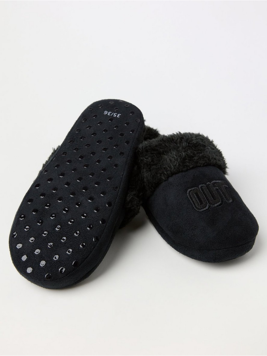 Fake fur slippers