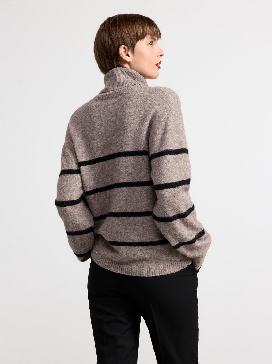 Knitted jumper with stripes